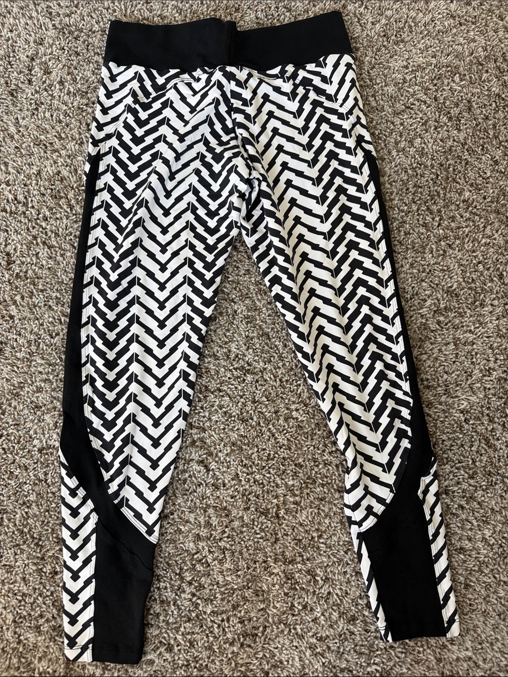 Black & White Chevron Active Leggings - Women's Performance Leggings